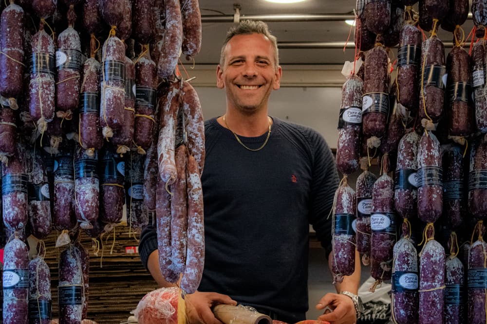 Artisan charcutier dans sa boutique