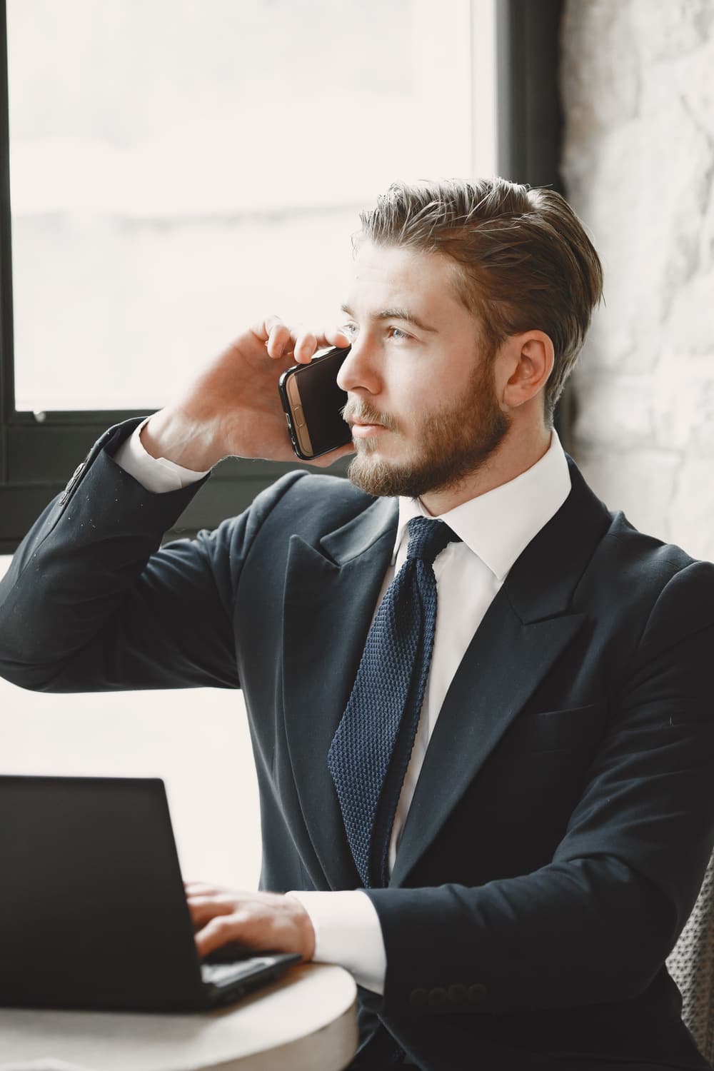 Courtier au téléphone dans son bureau