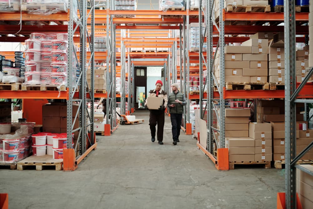 Entrepôt logistique en pleine activité